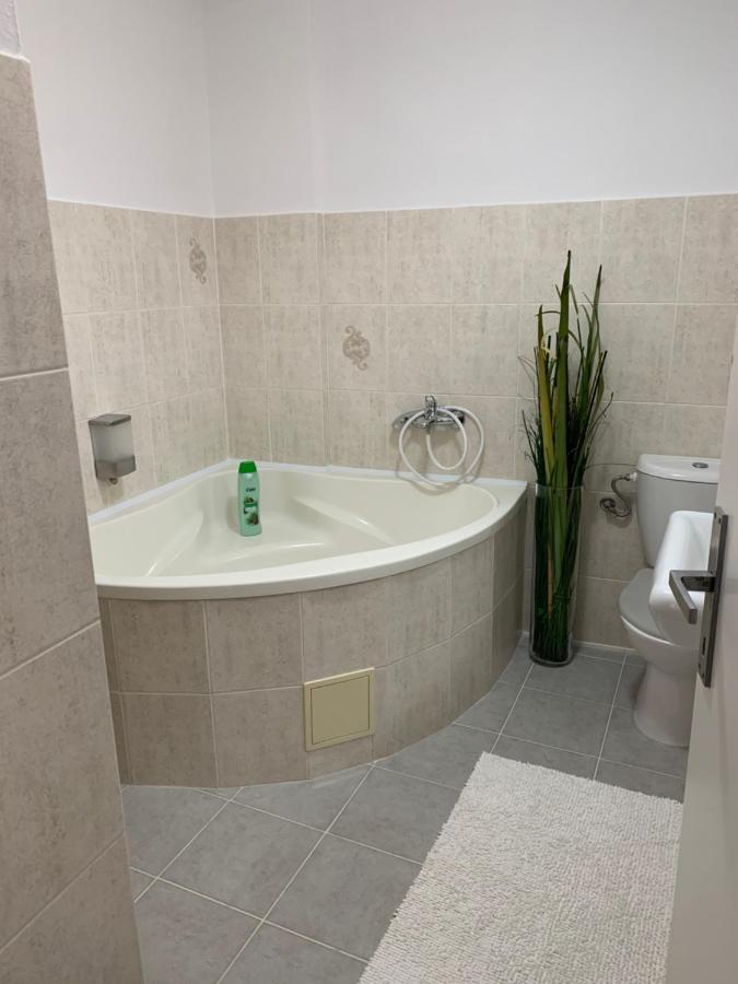 特尔纳瓦 假日旅馆酒店 外观 照片
